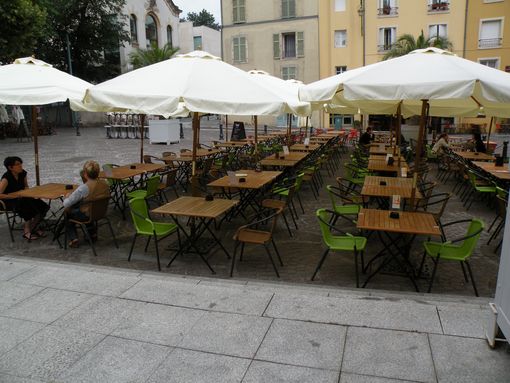  tables en bois et parasols, place Vaudémont